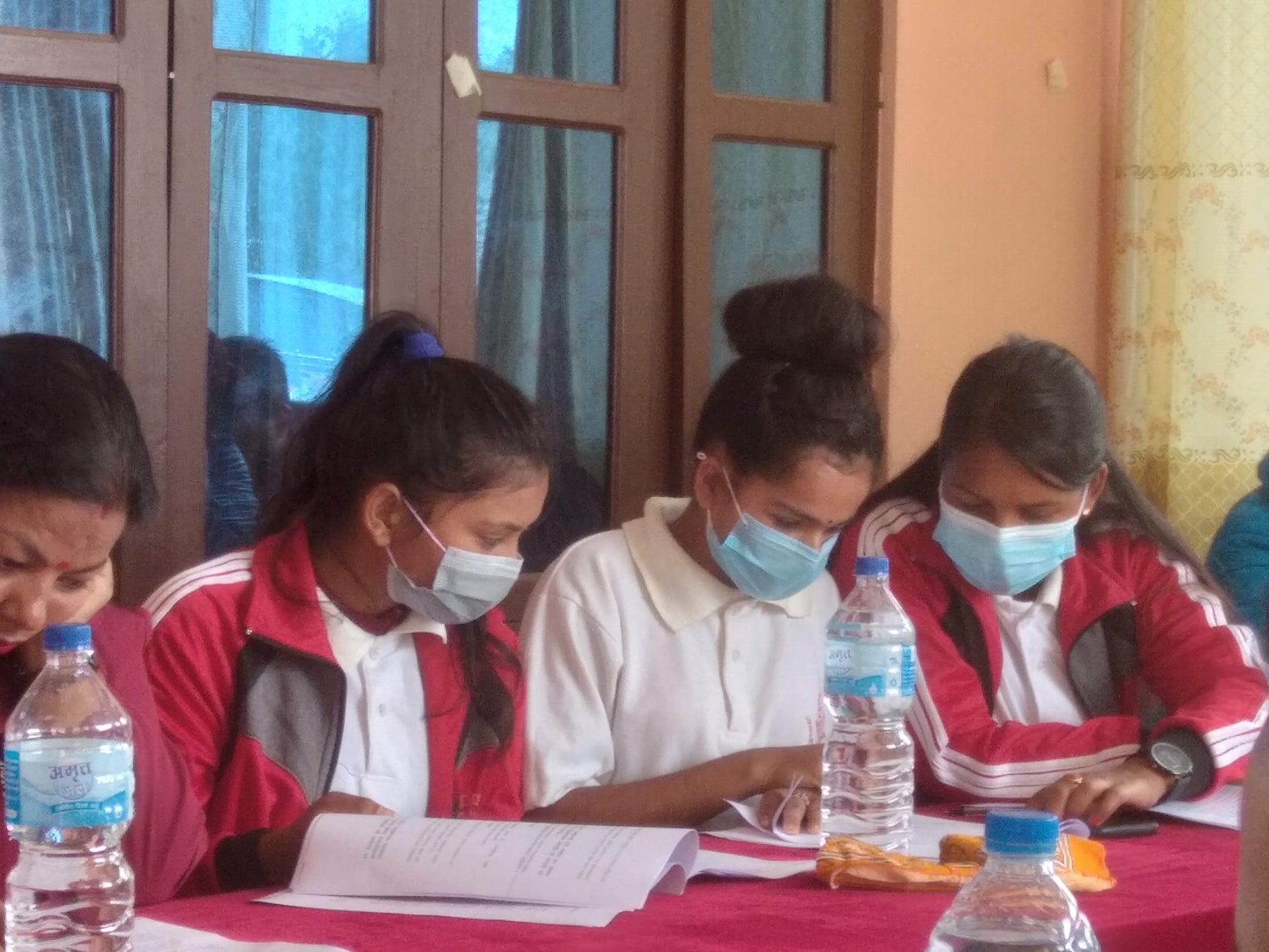 児童保護政策の策定会議に 参加する地域の学生たち