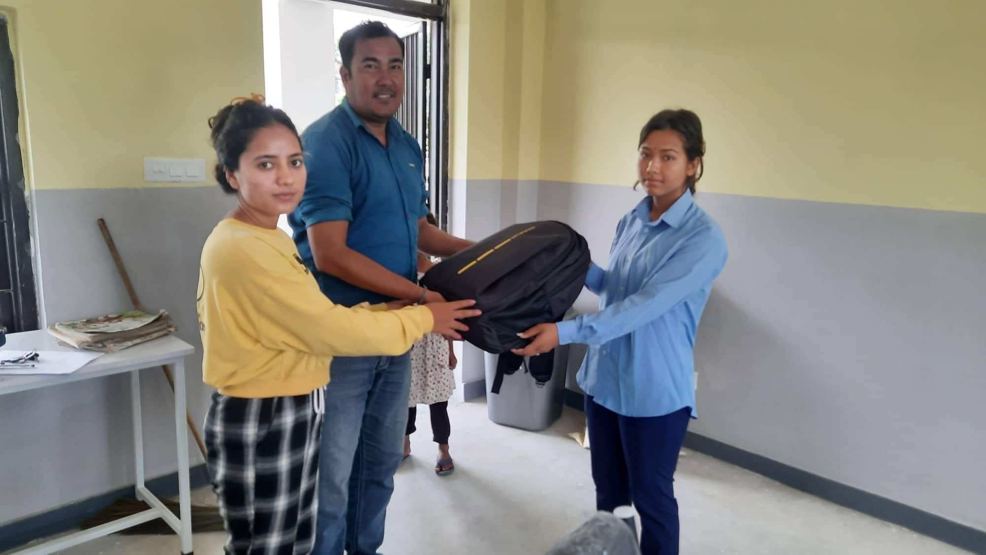 教育用品の受け渡しの様子