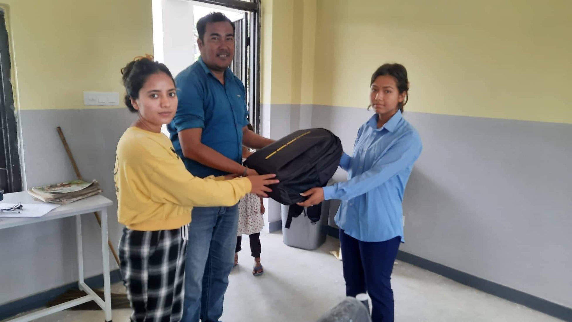 教育用品の受け渡しの様子