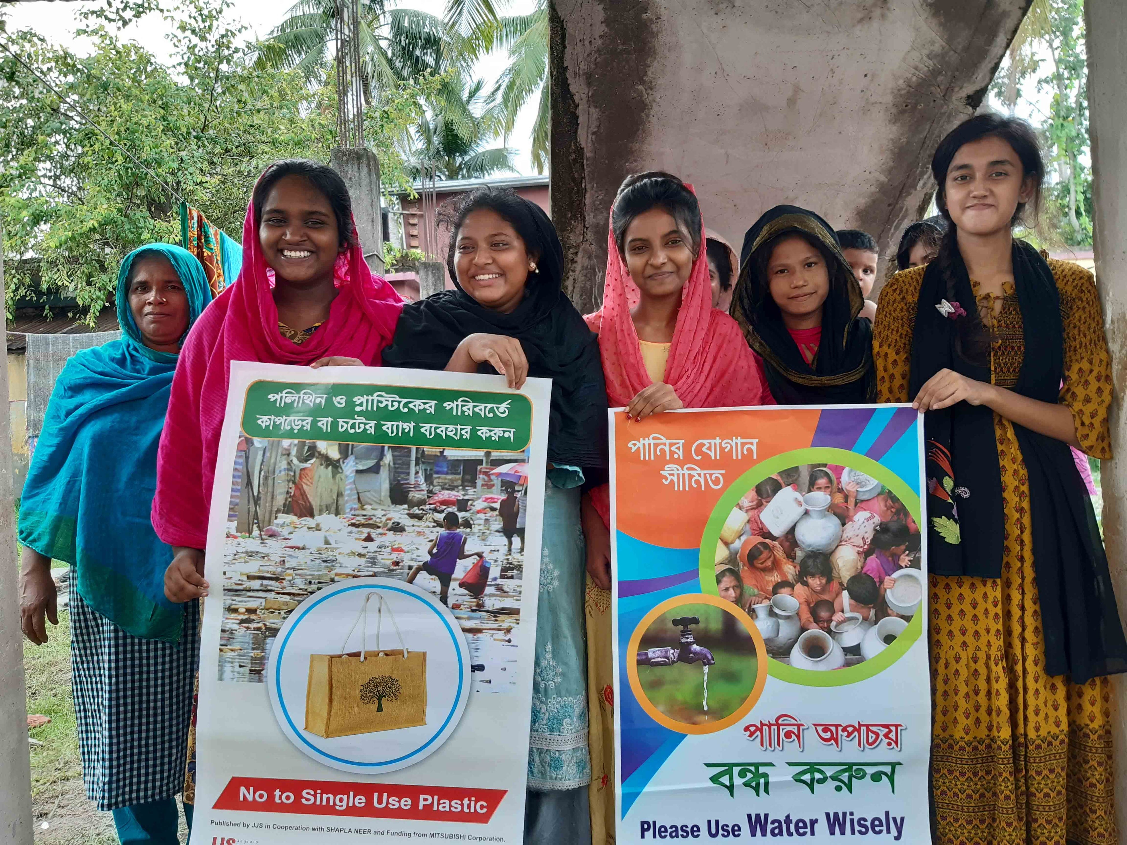 エコバッグの利用促進や節水を呼びかけるポスターを作成した青少年グループの皆さん（バングラデシュ）