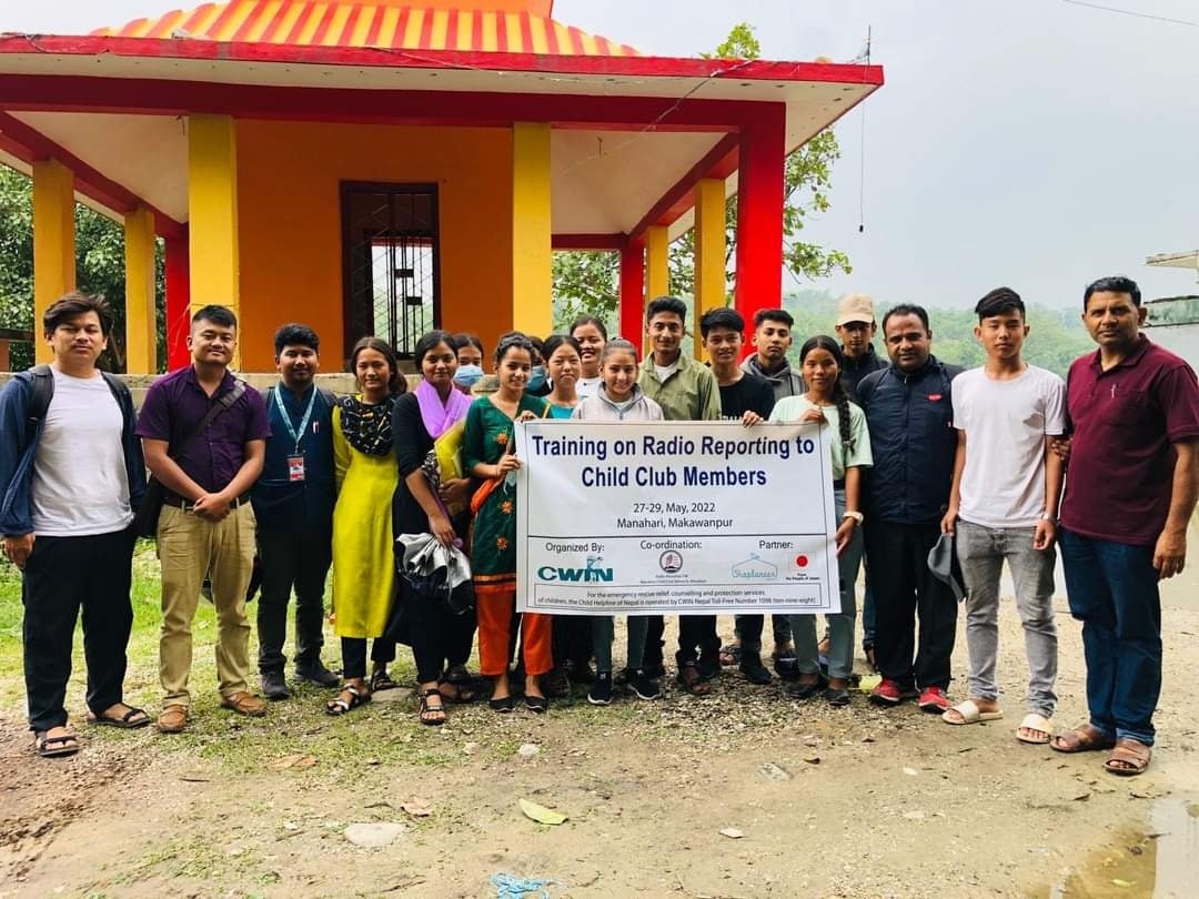 児童労働削減を啓発するラジオ番組制作の研修を受けた学生たちと現地パートナースタッフ（ネパール）