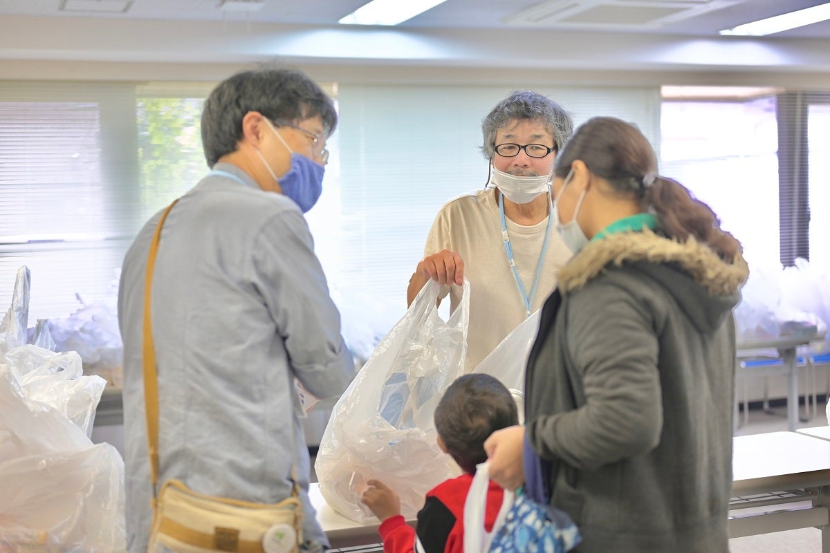 フードパントリー会場にて食材の配布をする様子