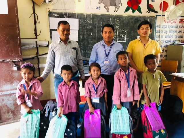 ▲児童労働の削減と予防事業を通じて教育支援を受け取る子どもたち （ネパール）