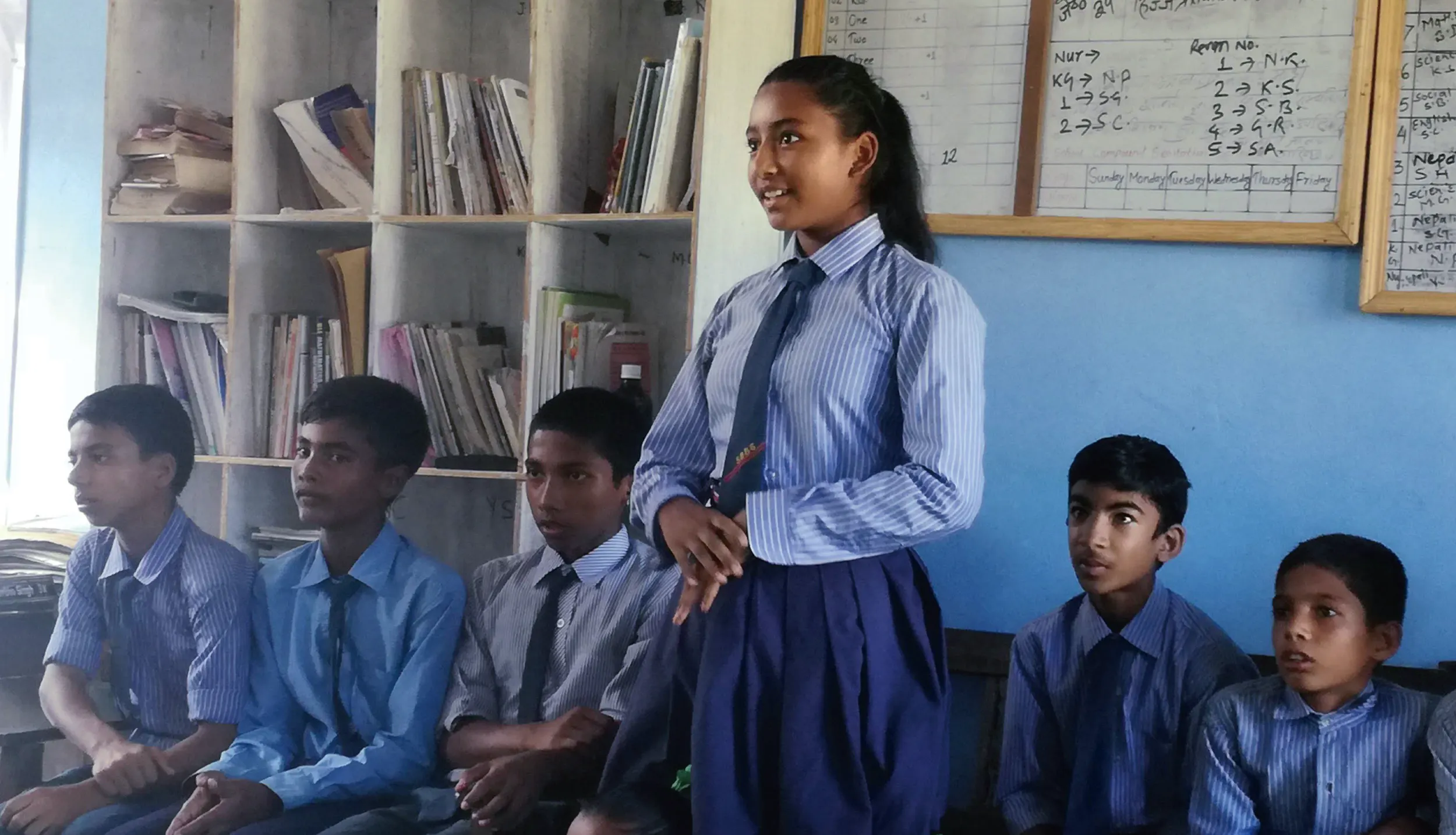 学校で防災について学ぶ子どもたち