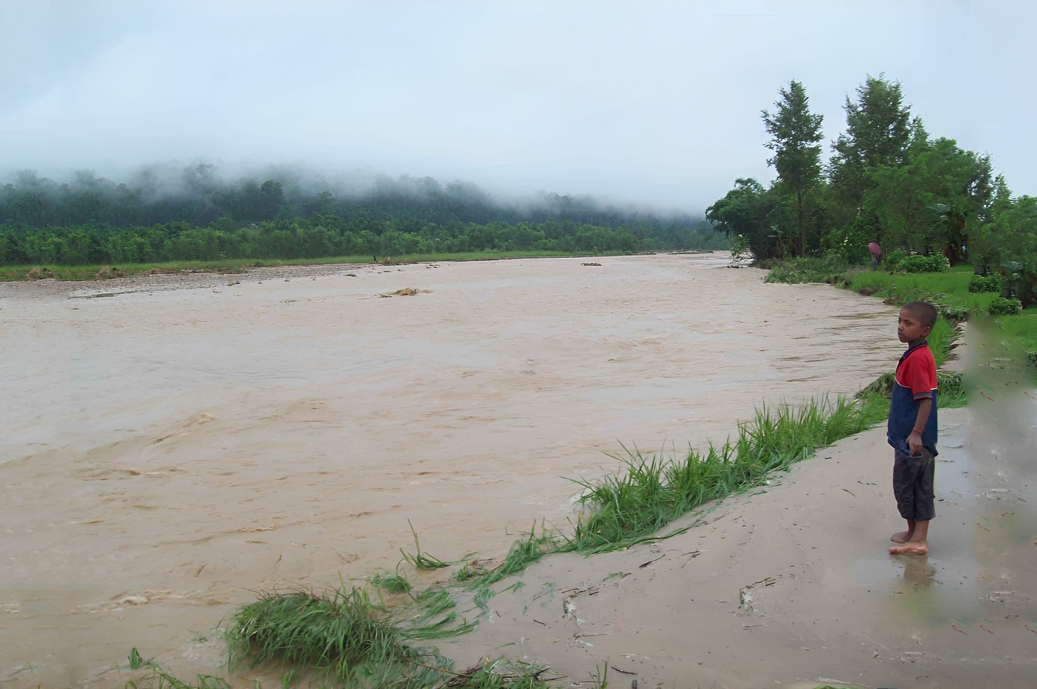 増水している川（ネパール）