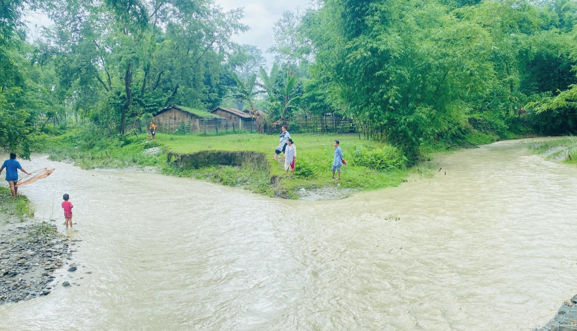 モラン郡の風景。2つの河川が合流する地点でも河岸整備はされていない。近くには住居がある
