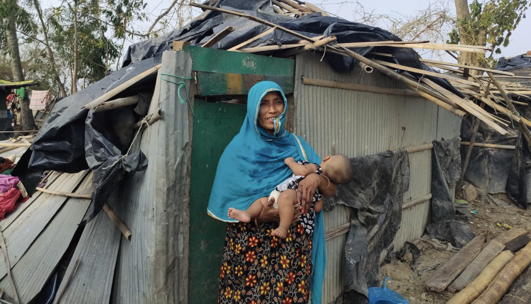 サイクロンによって、崩れてしまった家（バングラデシュ）