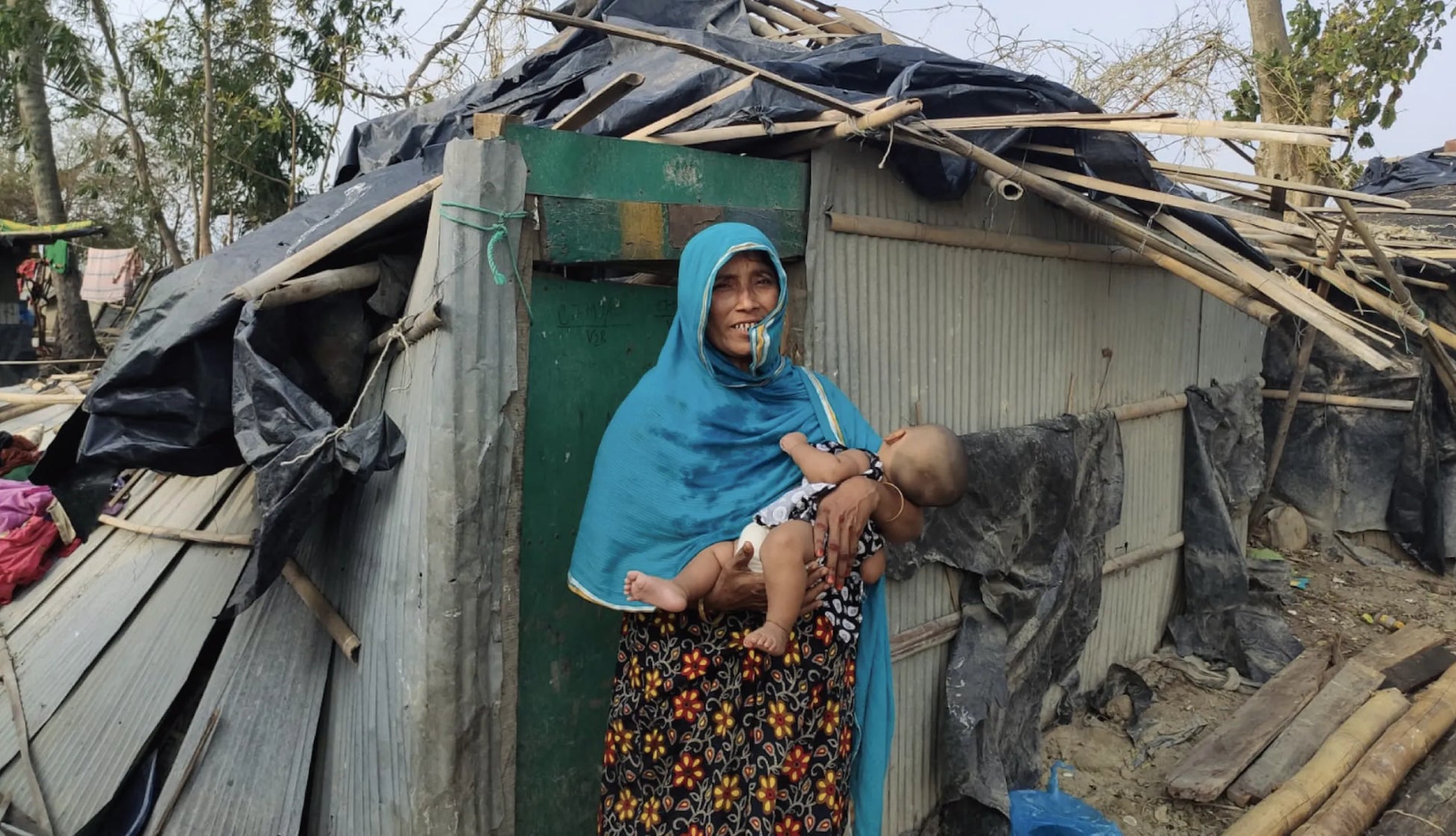 サイクロンによって、崩れてしまった家(バングラデシュ)