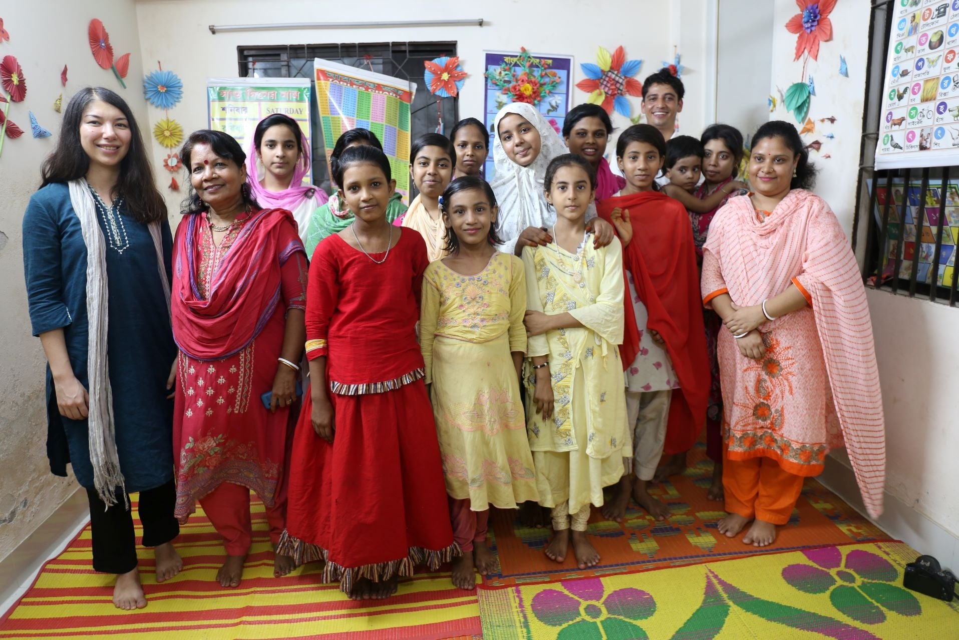 センターに通う少女たちとシャプラニール職員(前列右端がスタッフのジョバさん)