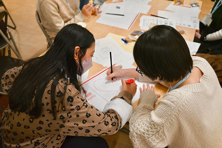 マークについて悩みながらデザインする様子