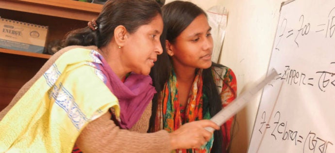 支援センターで勉強する少女