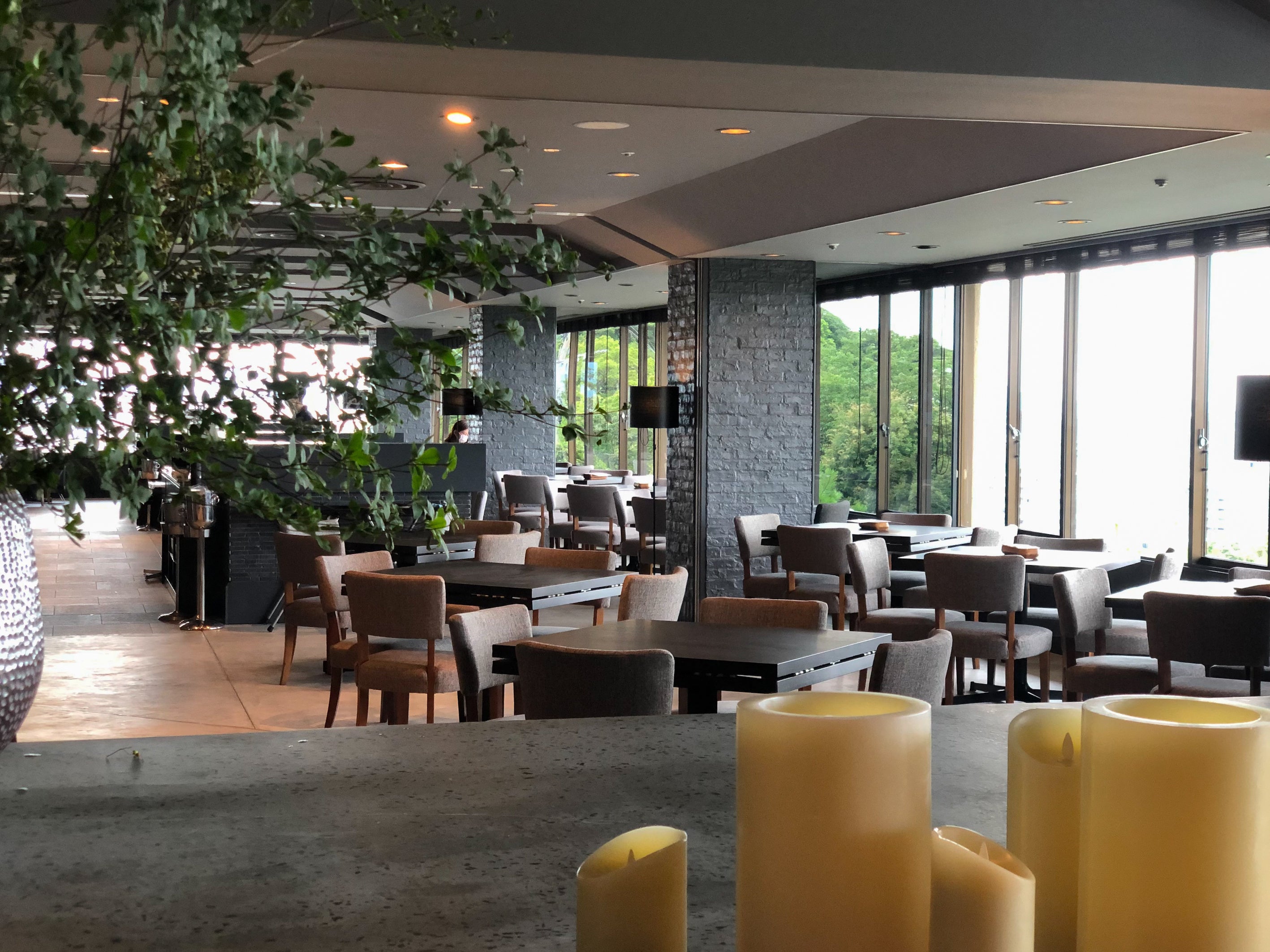 福岡市街を一望する絶好のロケーションの店内