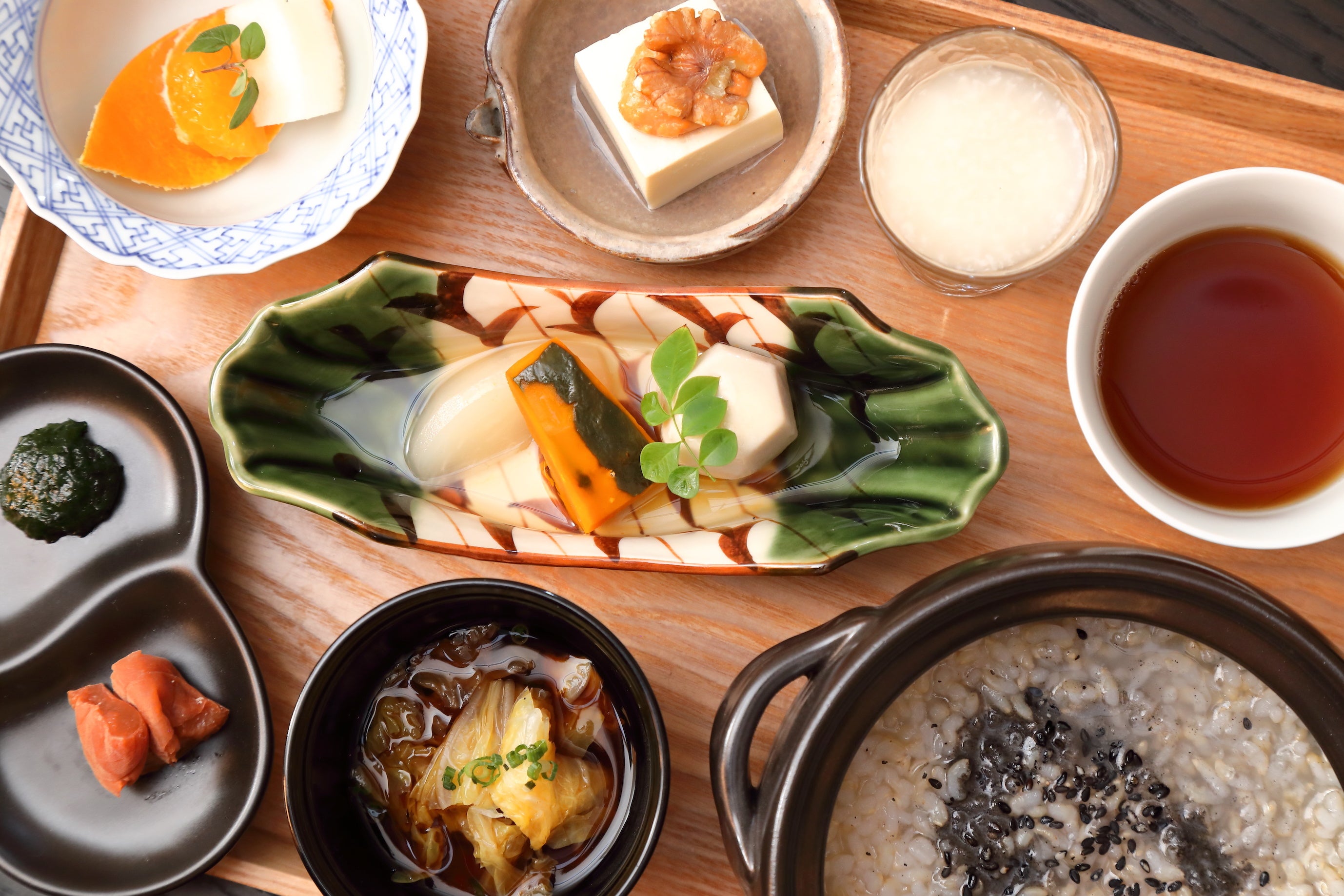 薬膳粥と季節の食材を使用した朝食イメージ