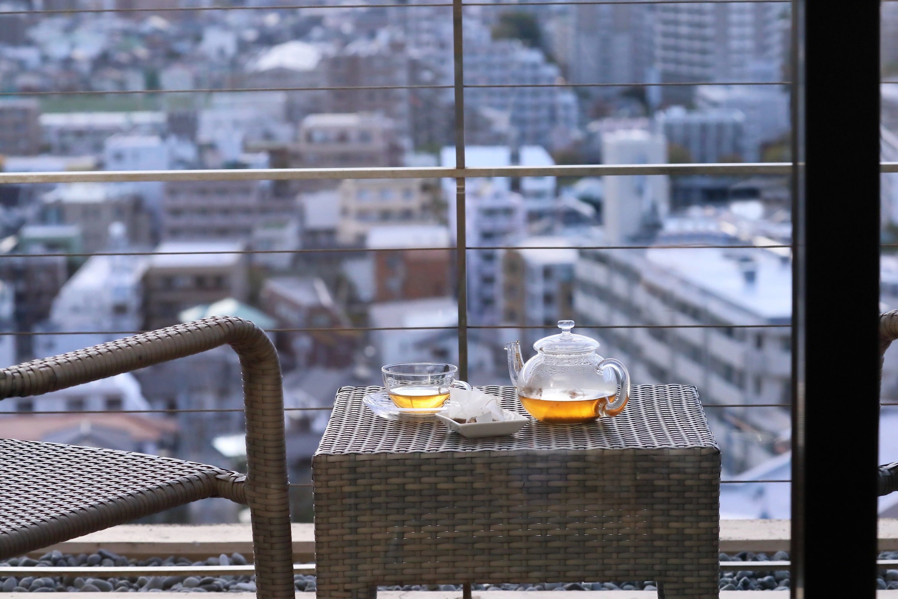 客室でゆったりとブレンド茶を