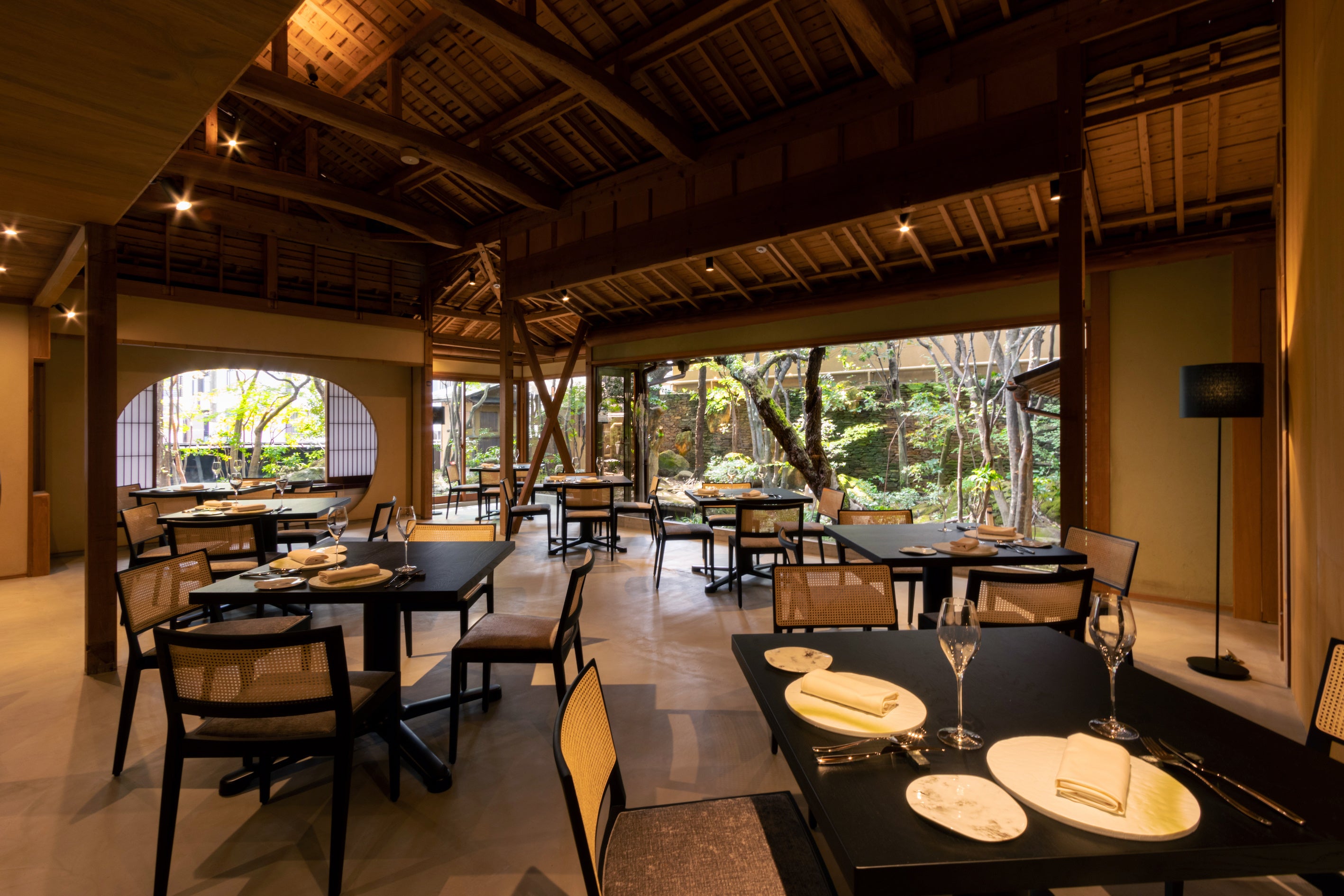 日本庭園を臨む店内