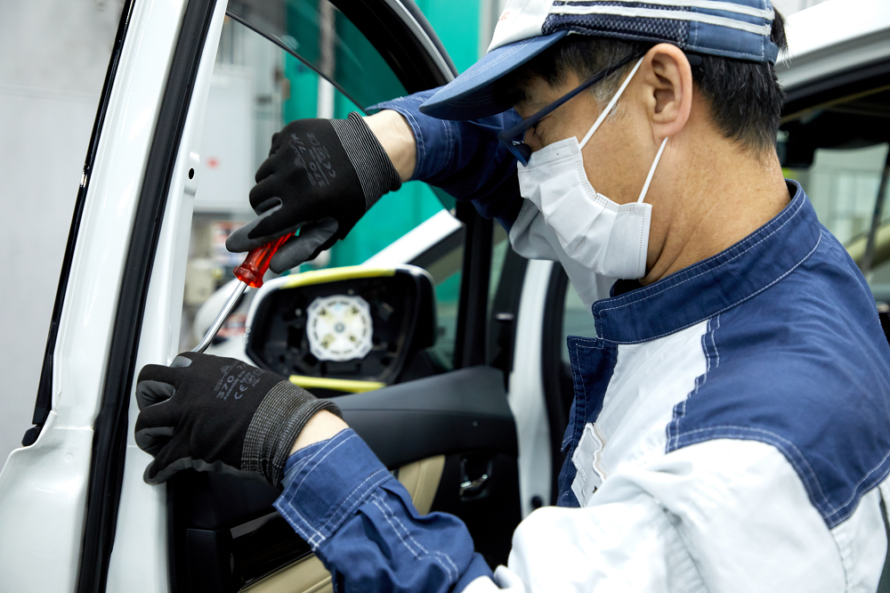 「ブラインドスポットモニター」の施工風景