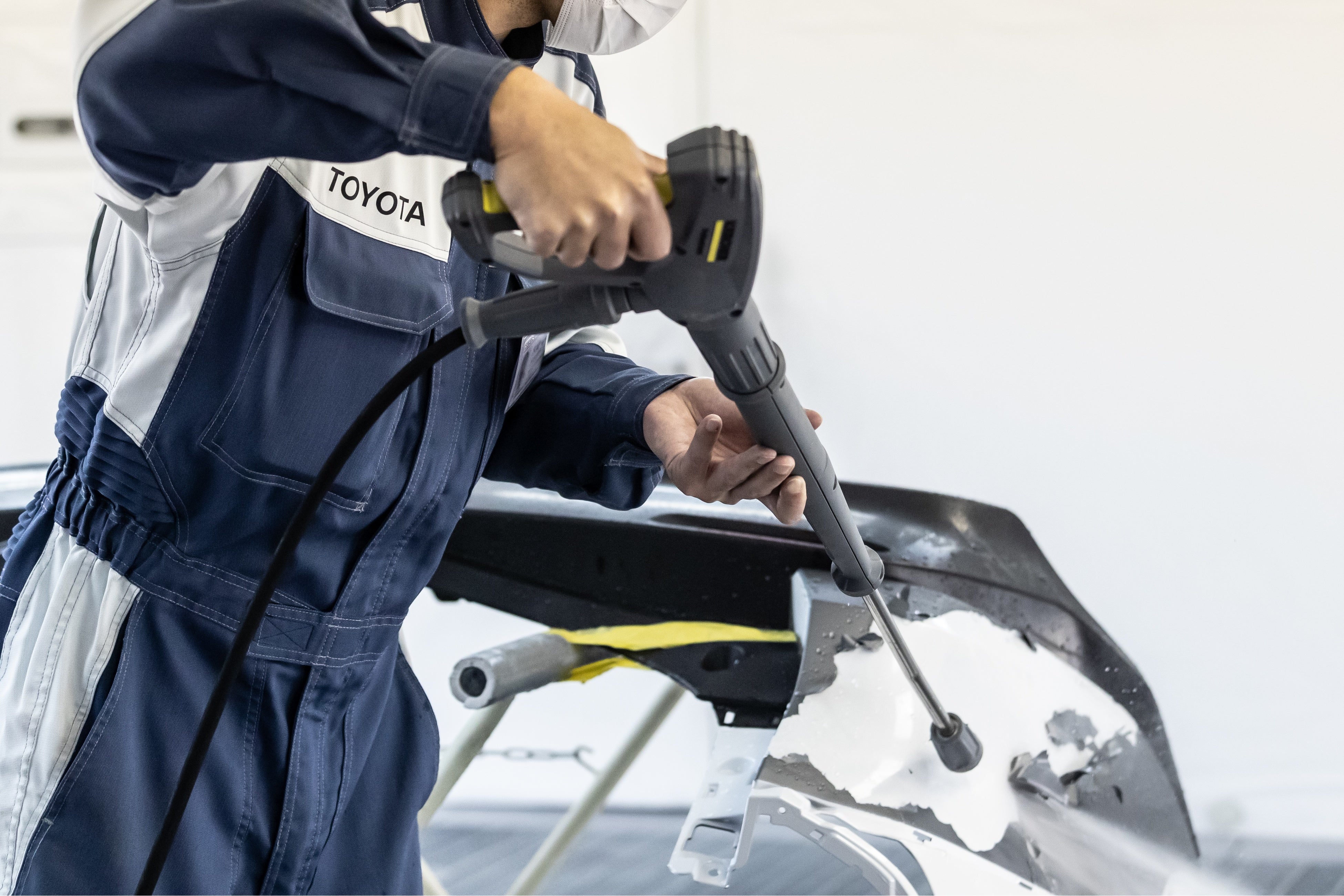 塗料を剥がす様子