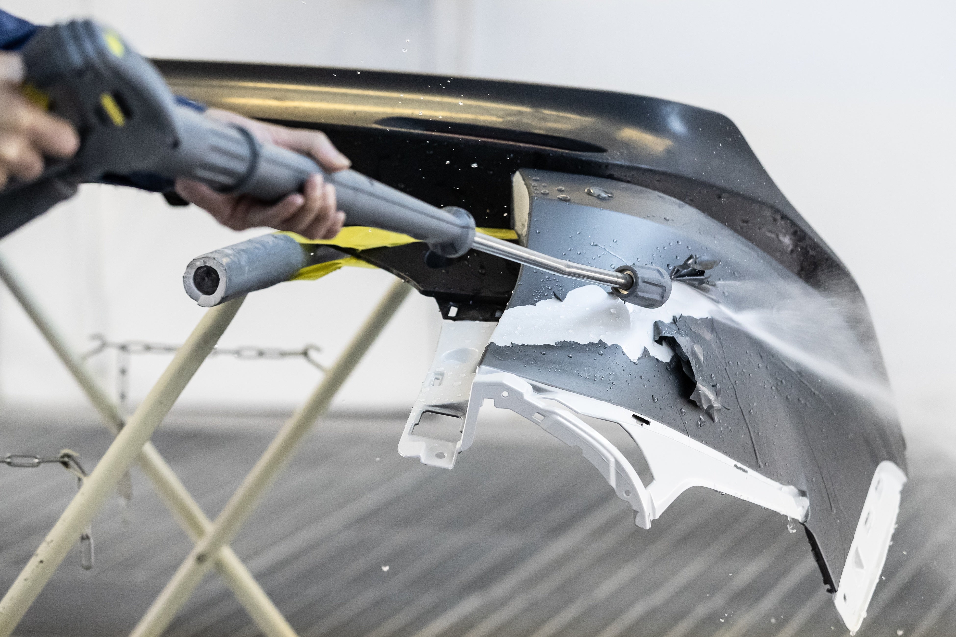 塗装を剥がす様子