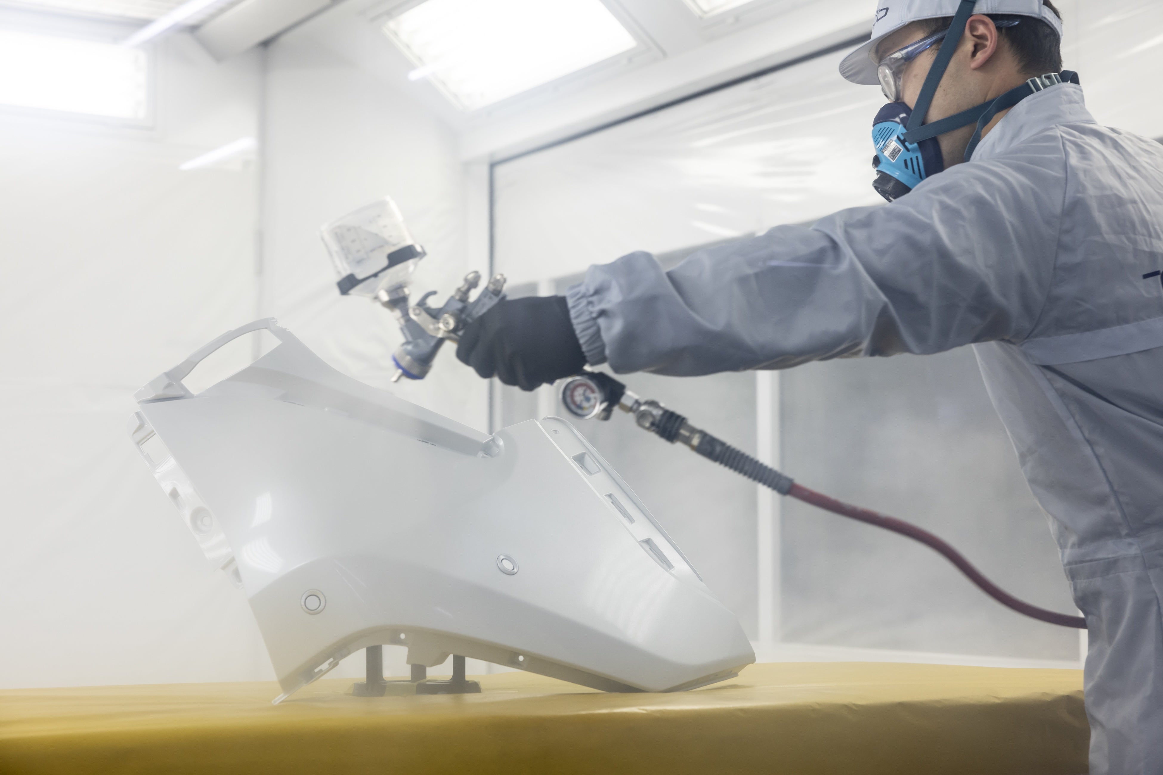 「剥がす」専用の塗料を噴きかける様子