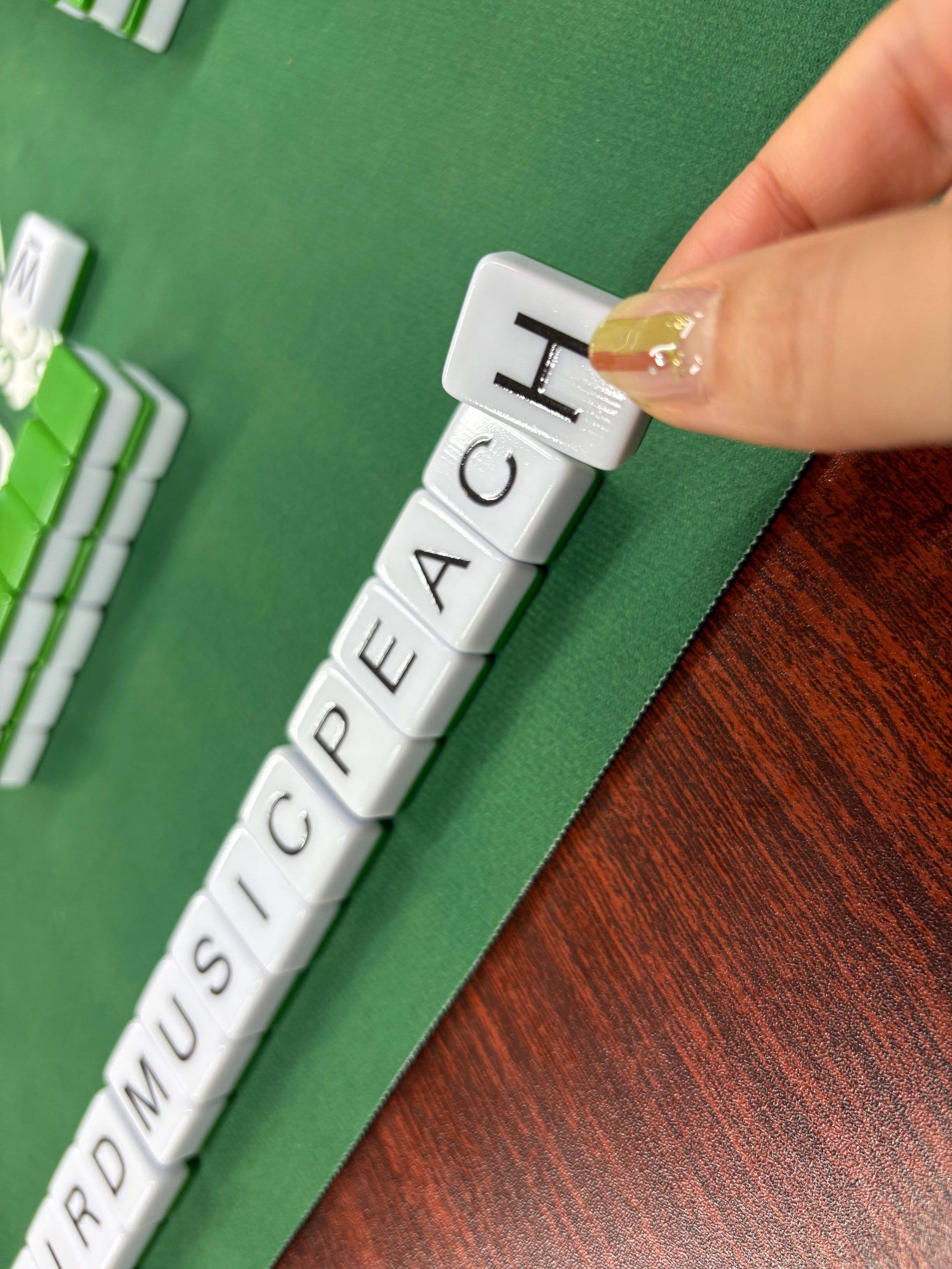 新発売】麻雀風ボードゲーム「ひらがじゃん」のアルファベット版が一般