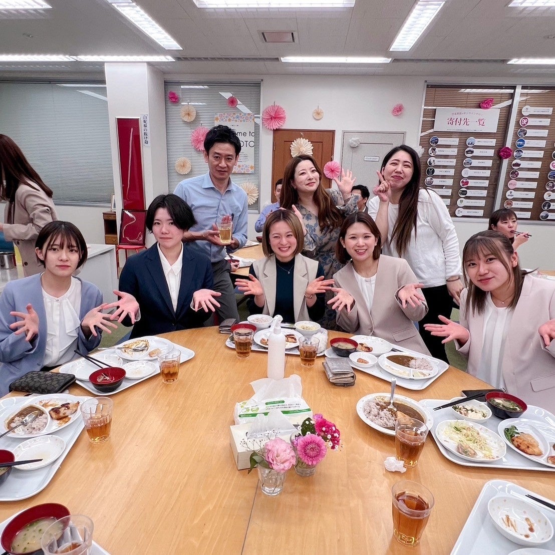 無料の社員食堂を楽しむ新入社員
