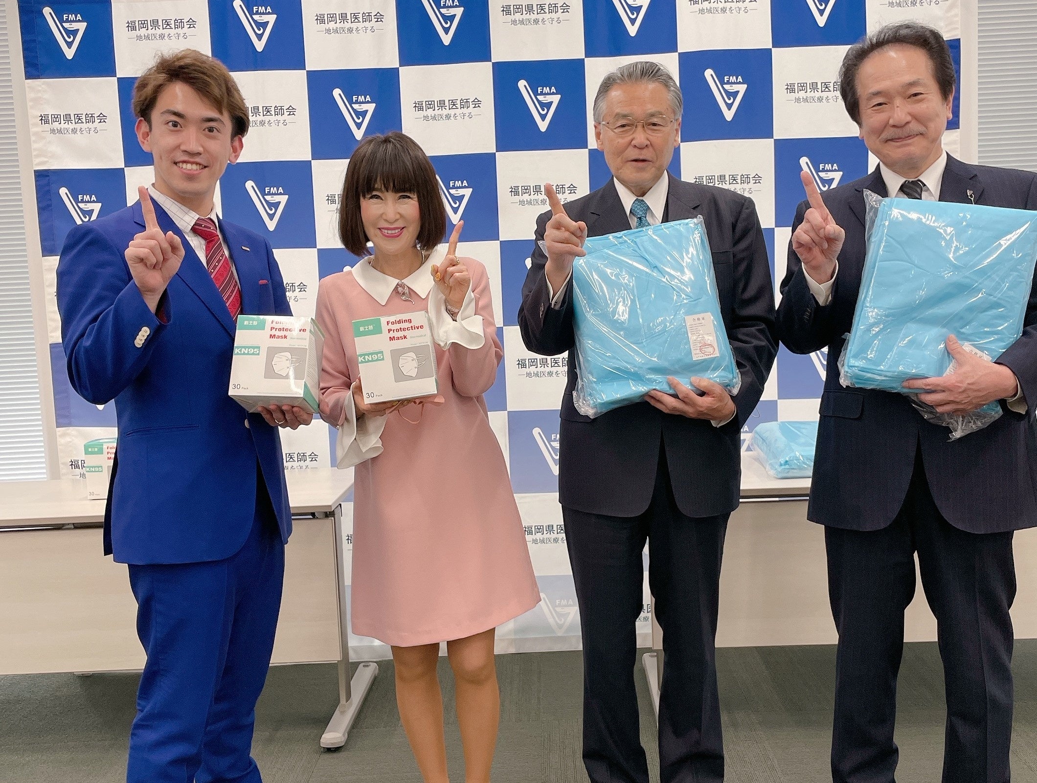 (中央)岩本CEOと蓮澤浩明医師会長