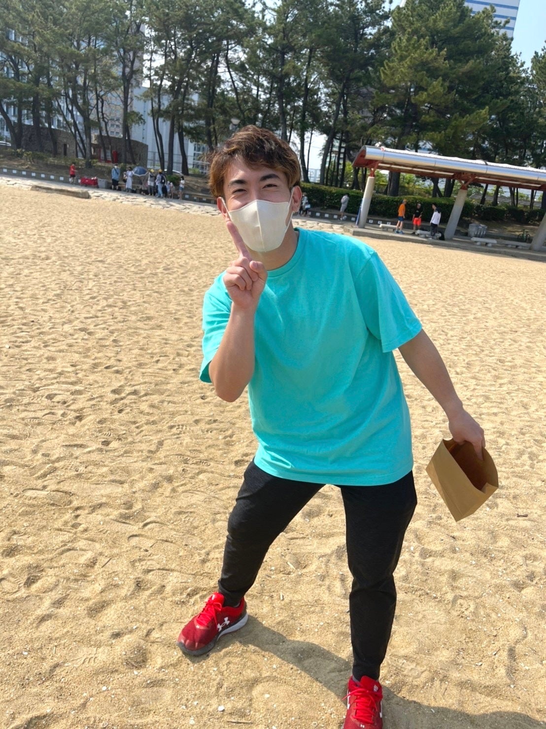 ビーチクリーン活動に参加する岩本凌社長