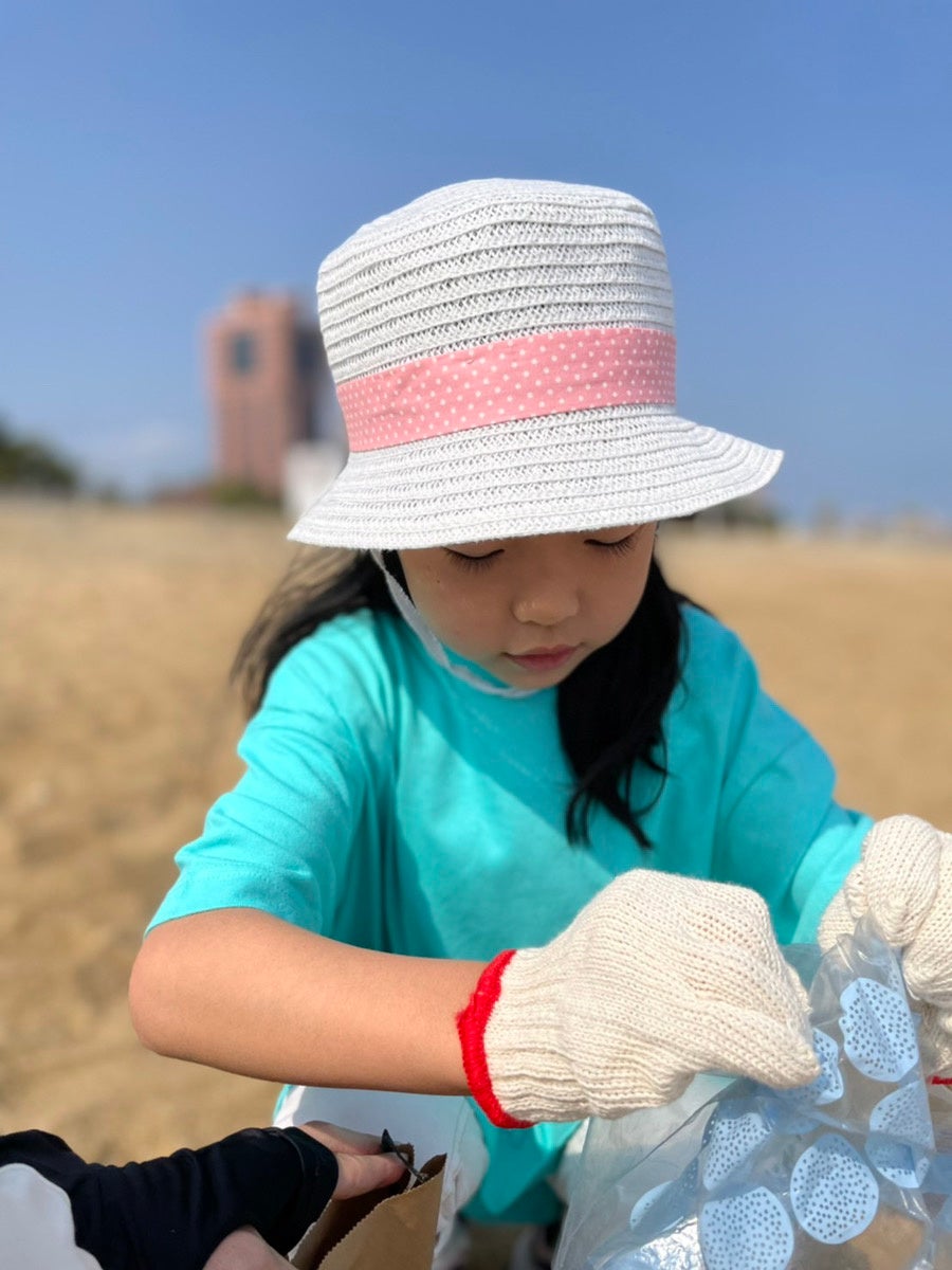 子ども達も一緒に海岸を掃除