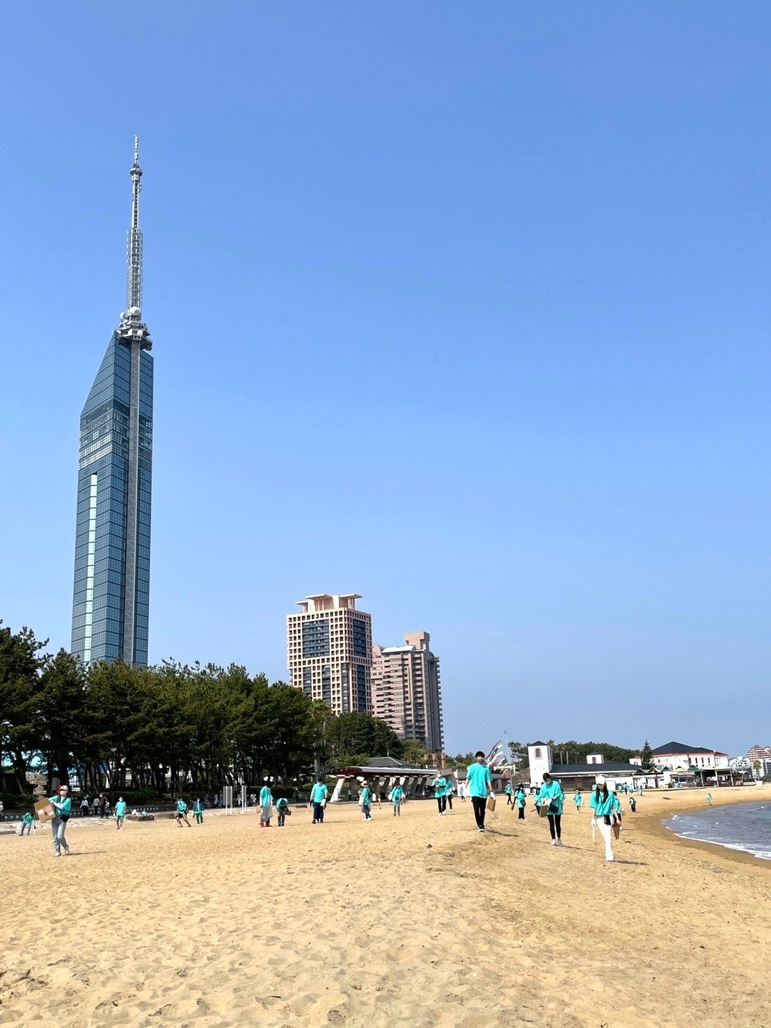 真横には福岡タワー