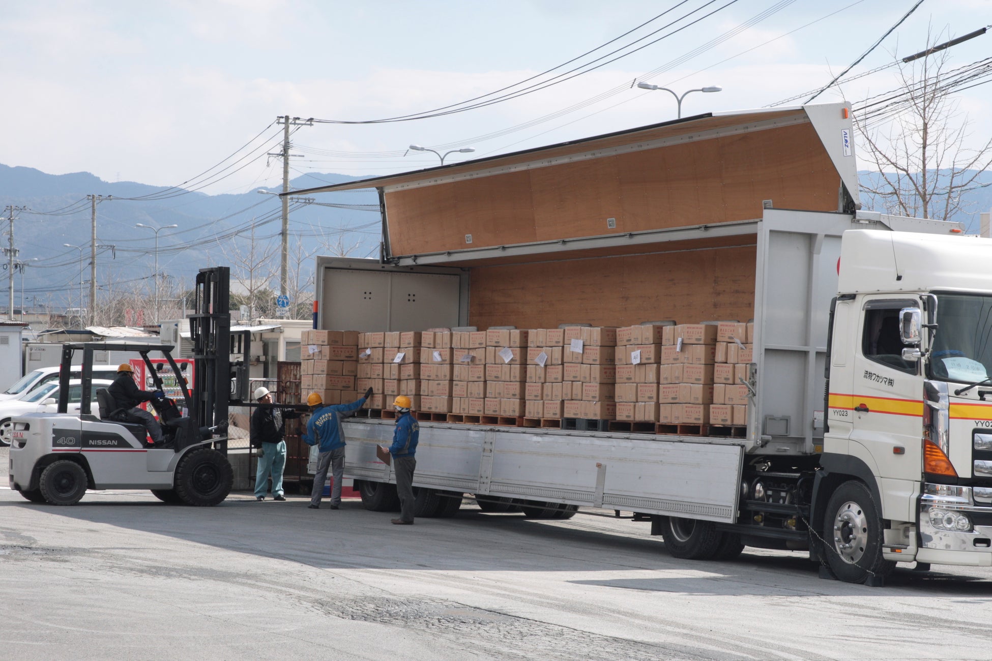 東日本大震災被災地へ支援物資を自社便にて届ける