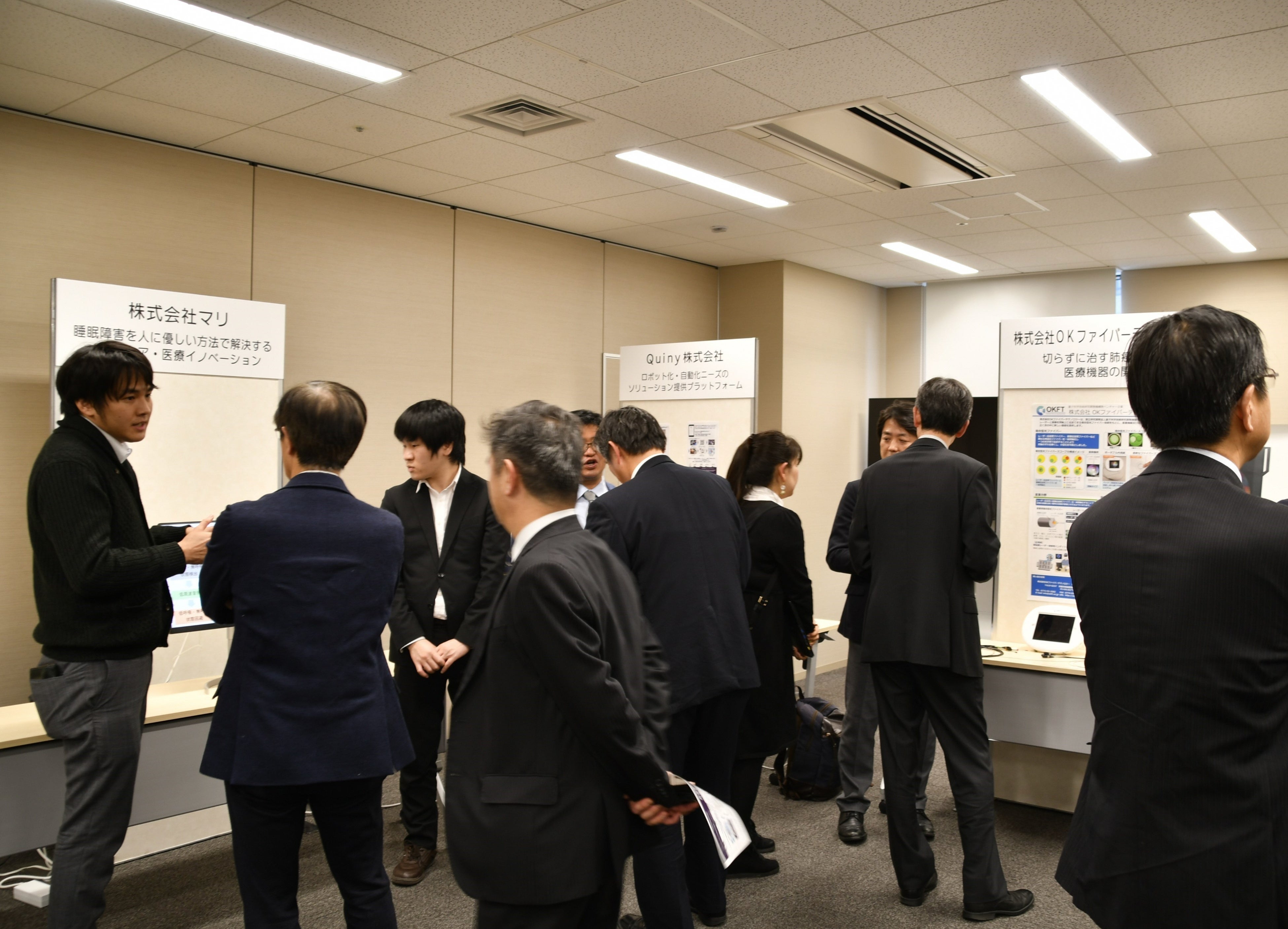 過去開催の様子（名刺交換会）