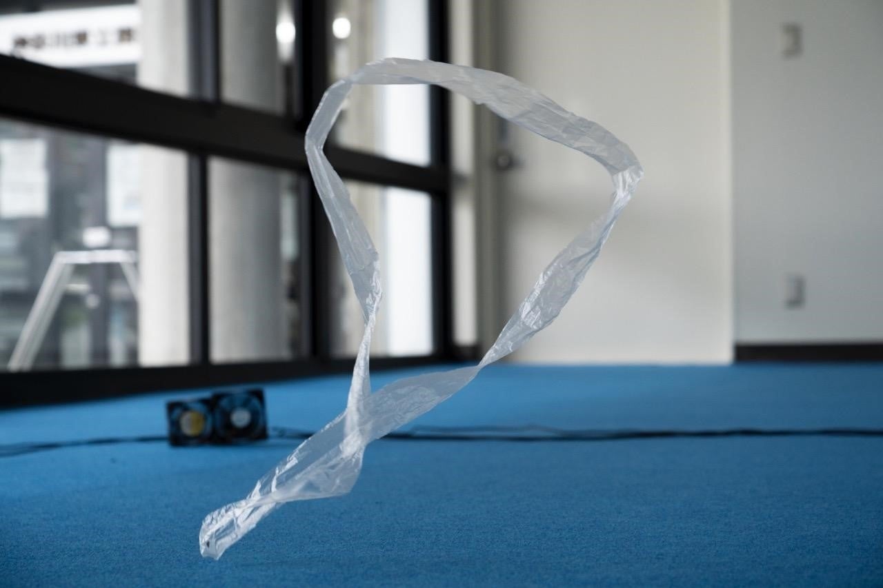 「連続するプロジェクト／インスタレーションを所有する」三原聡一郎 “空気の研究“　撮影：西野正将 　