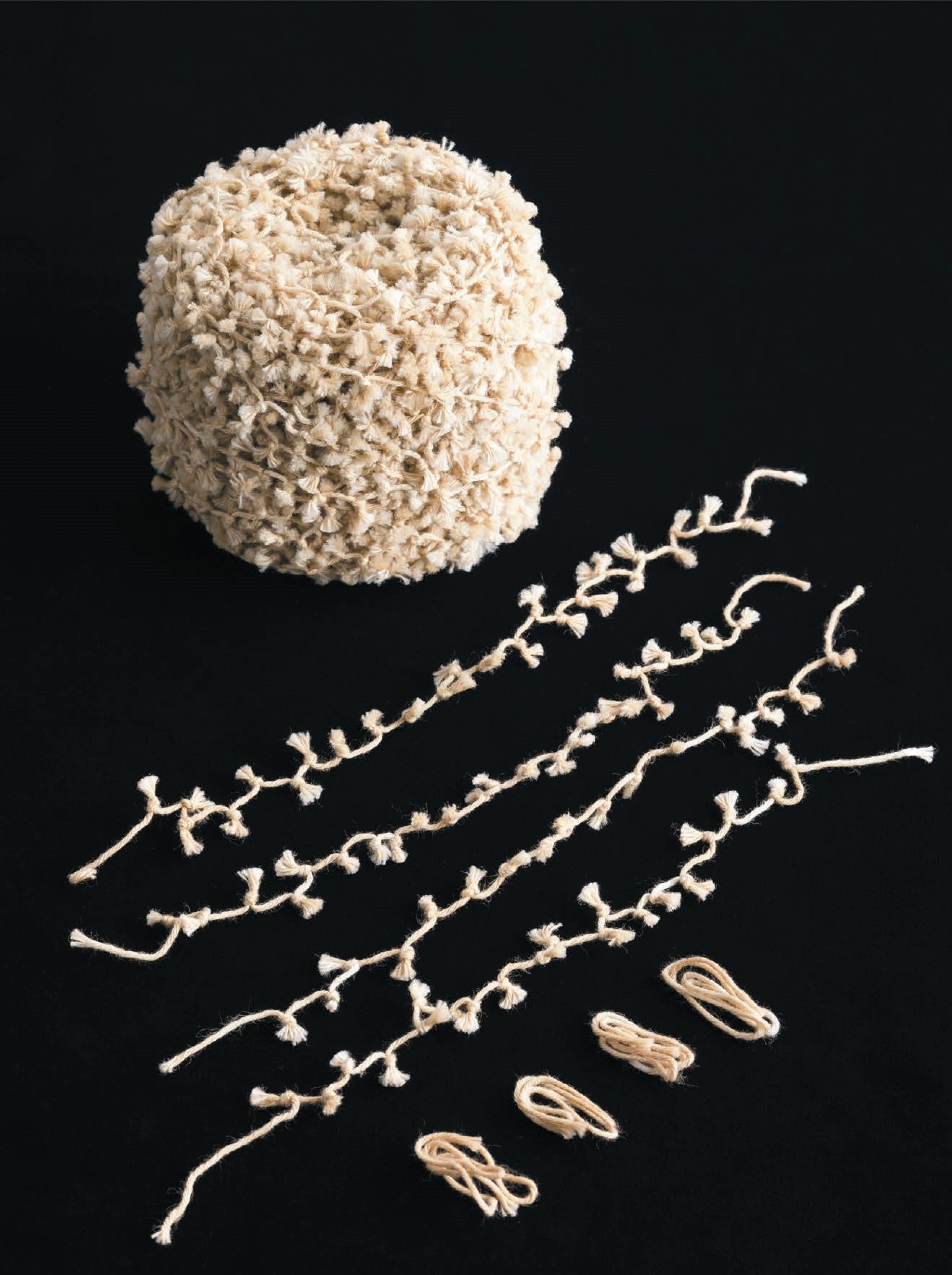 似里力（にさとちから） 「無題」2010年-｜糸｜サイズ可変（画像提供：るんびにい美術館）