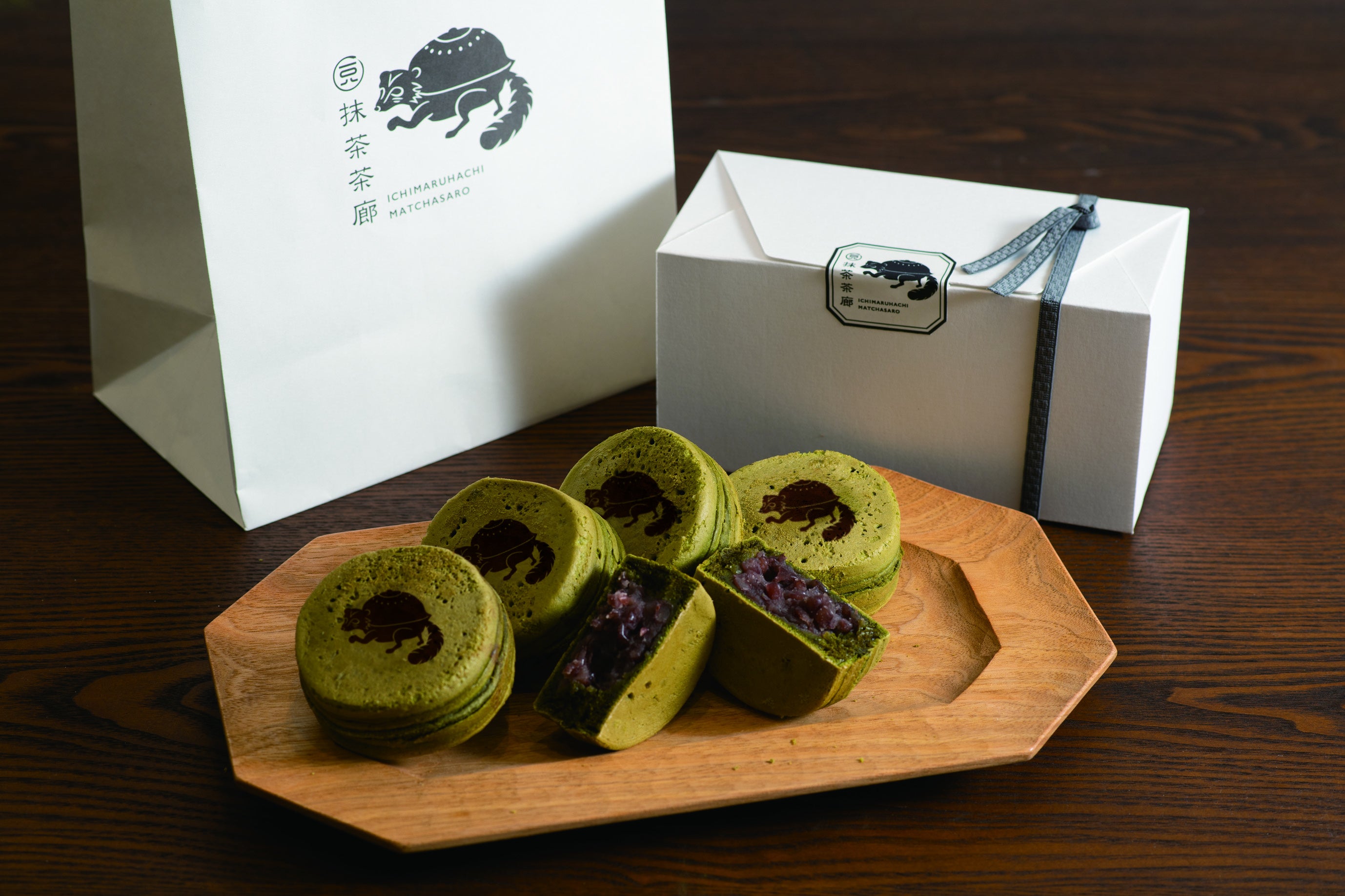 抹茶を練りこんだ自家製生地の今川焼です。箱入りの5ヶセットはお持たせにもお使いいただけます。