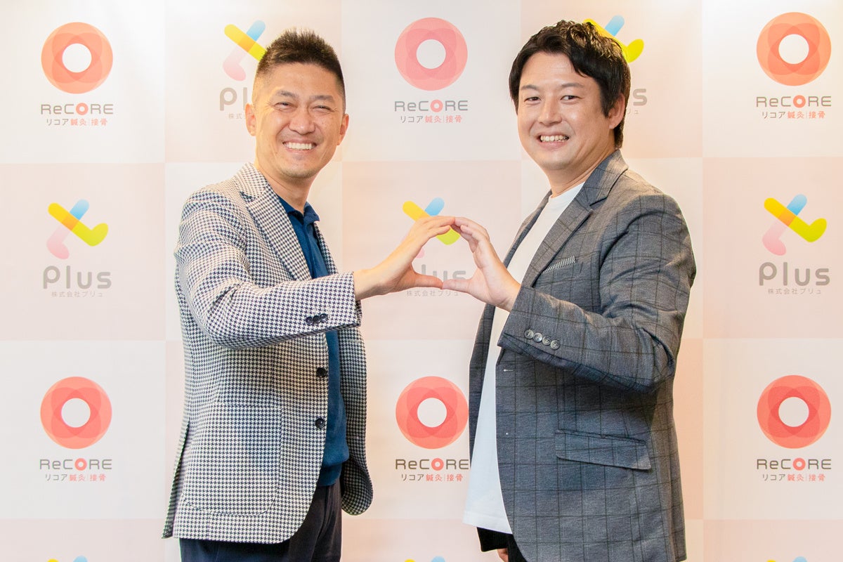 業務提携締結（左からHITOMIOテクノロジーズ代表取締役社長：小泉英一、株式会社プリュ代表取締役：酒井春樹）