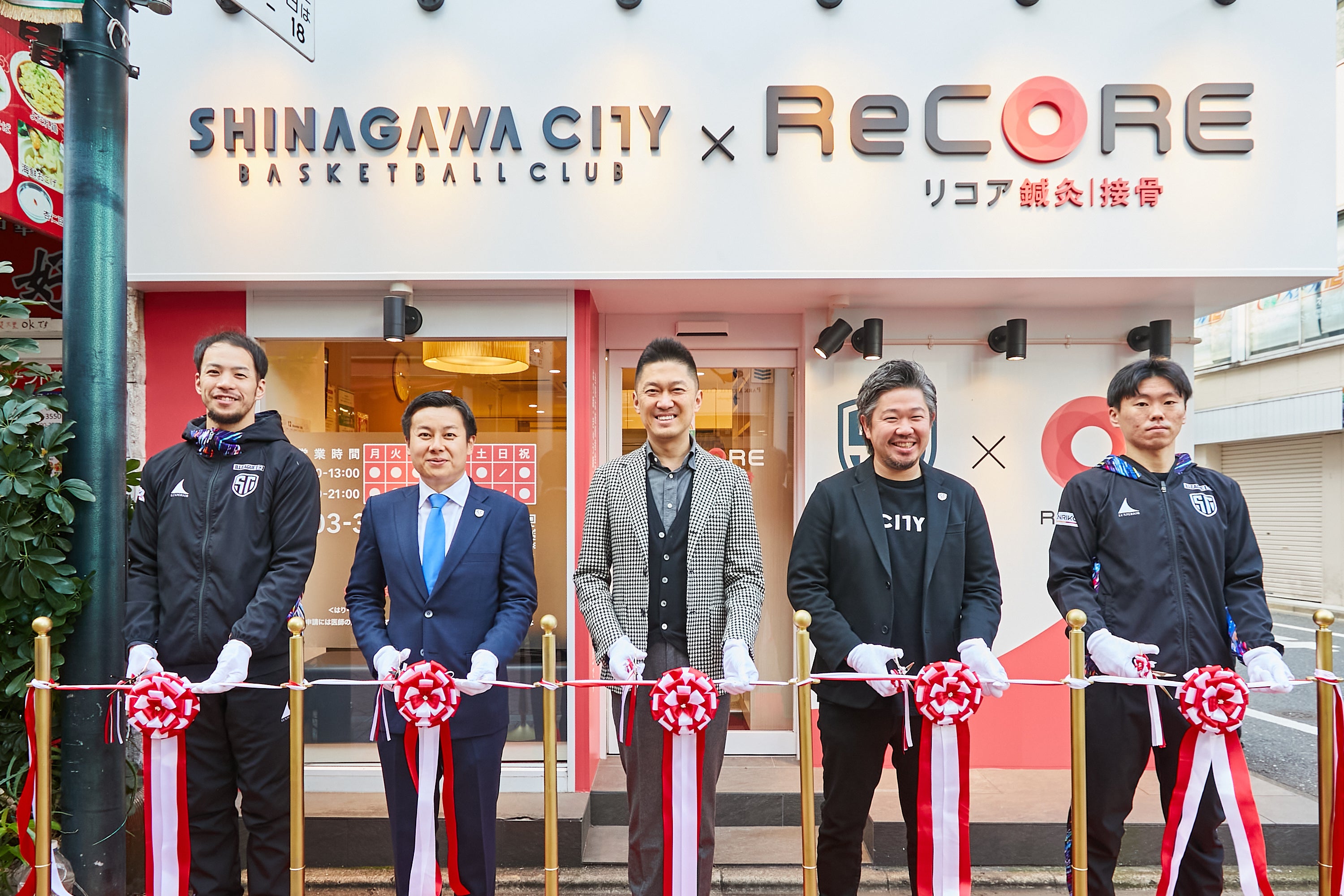 業務提携締結（左からしながわシティバスケットボールクラブ：上松大輝選手、しながわシティスポーツクラブ球団社長：沢田洋和、HITOMIOテクノロジーズ代表取締役社長：小泉英一、シティバスケットボールクラブ代表理事：大栗崇司、清水隆平選手）