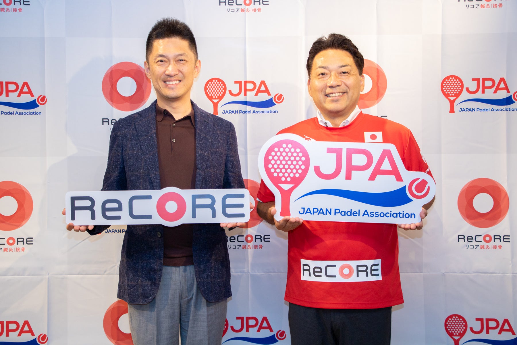 （左から株式会社HITOMIOテクノロジーズ 代表取締役会長 小泉英一、パデル日本代表 総監督 高松伸吾）