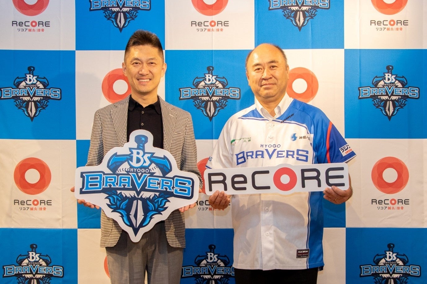 左からHITOMIOテクノロジーズ代表取締役社長 小泉英一、一般社団法人兵庫ブレイバーズ代表理事 川崎大介