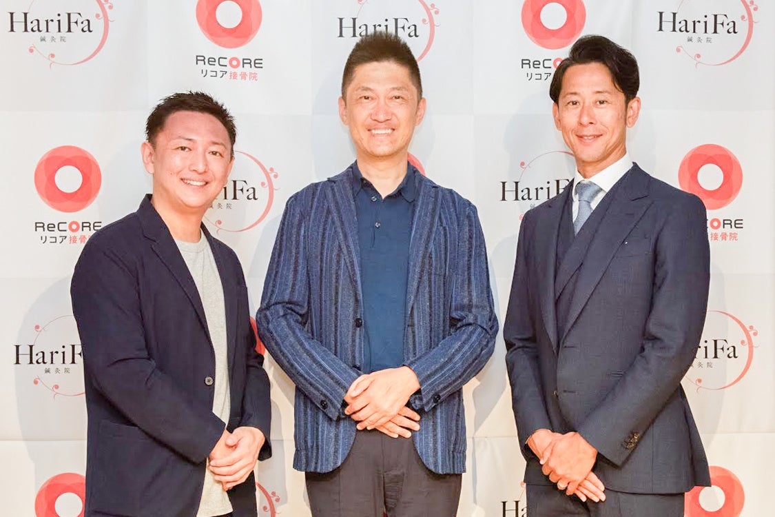 （左から株式会社G.G 代表取締役：御領原圭佑、HITOMIOテクノロジーズ代表取締役社長：小泉英一、株式会社メイプル名古屋 代表取締役：岡部芳幸）