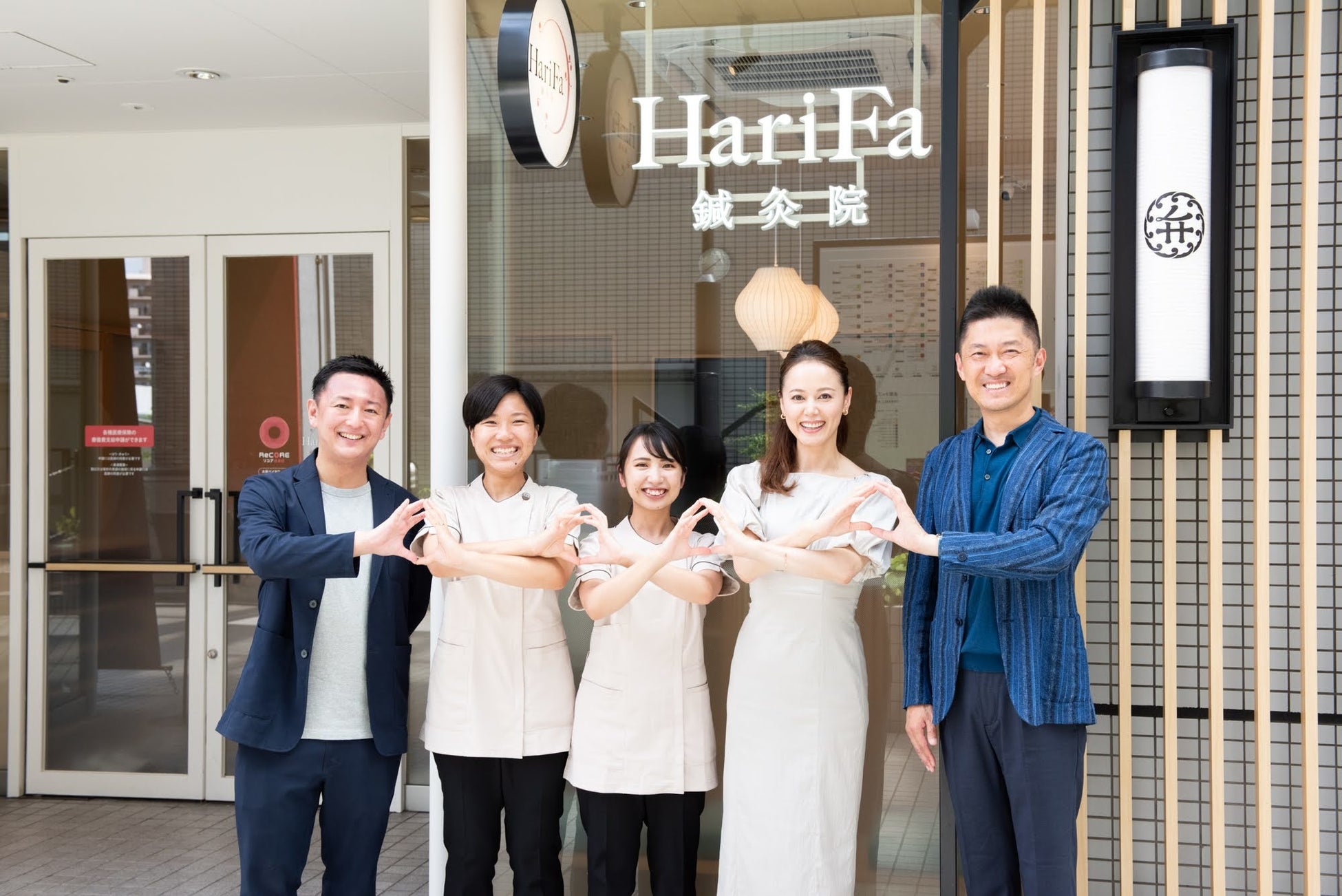 (左から株式会社G.G代表取締役:御領原圭佑、鍼灸師:平野愛桜、鍼灸師:市原理紗子、女優:小田茜、HITOMIOテクノロジーズ代表取締役社長:小泉英一)