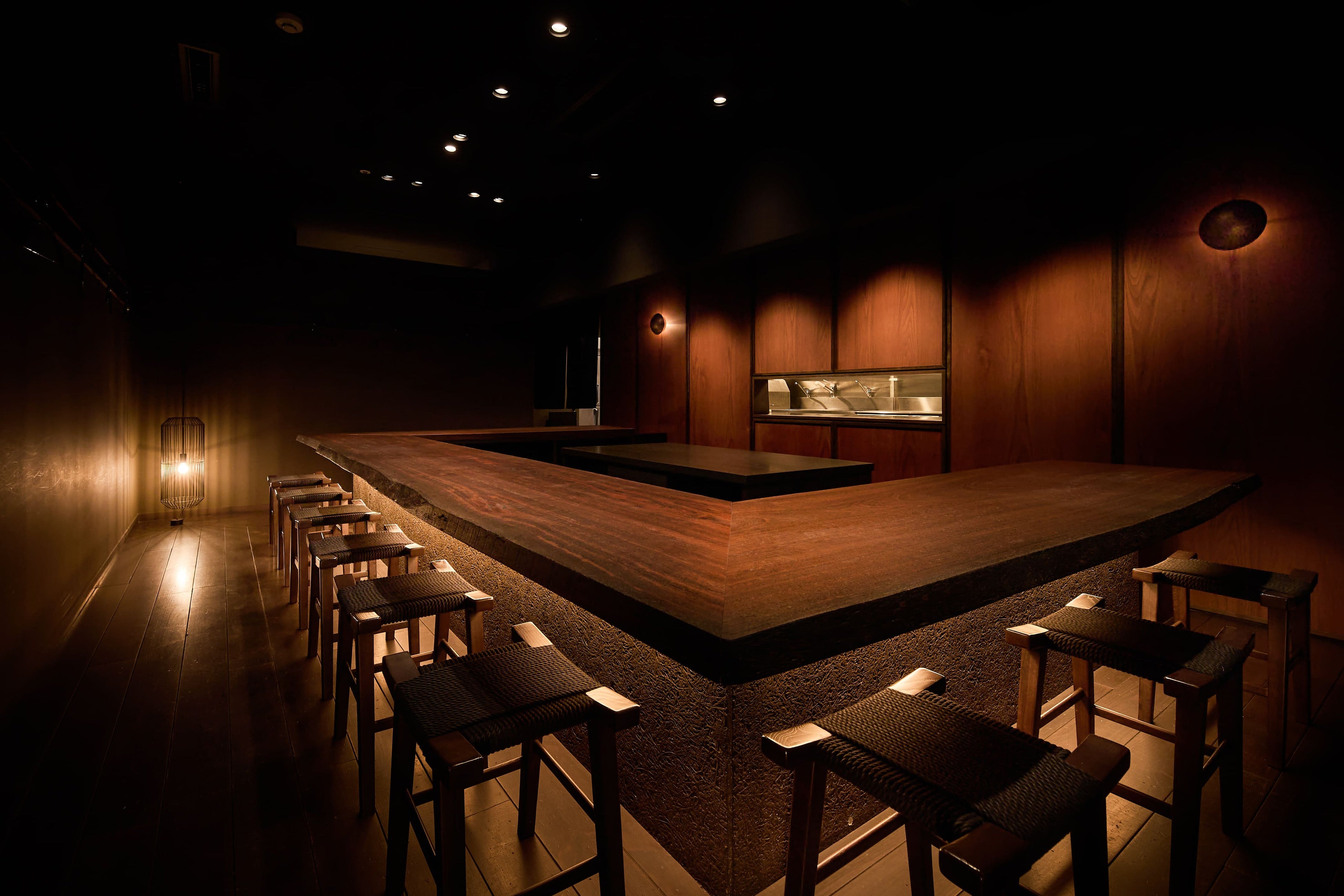 カウンターのみのモダンな店内