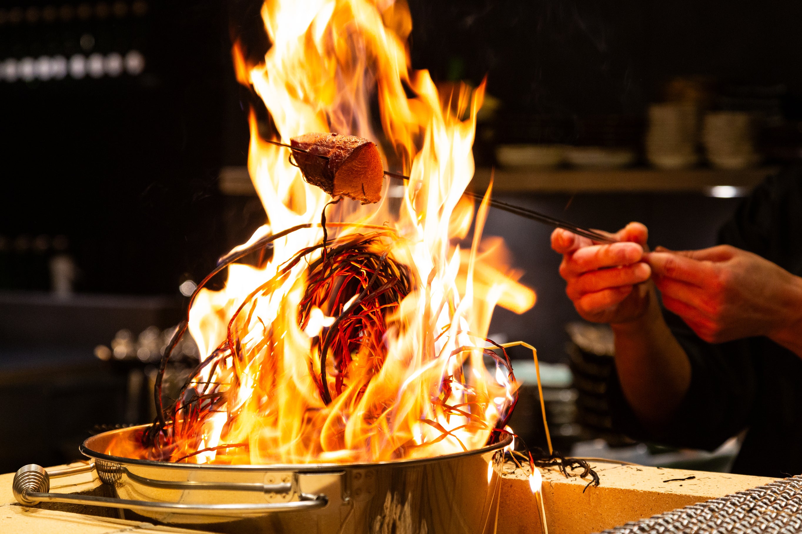 大河内焼　ヒビ焼き風炉 ライブ感あふれる藁焼きが魅力 高級炉端店「PREMIUM ROBATA