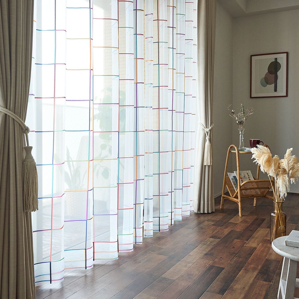 レトロ喫茶な雰囲気漂う＜ステンドグラスレース＞に、ドレープを