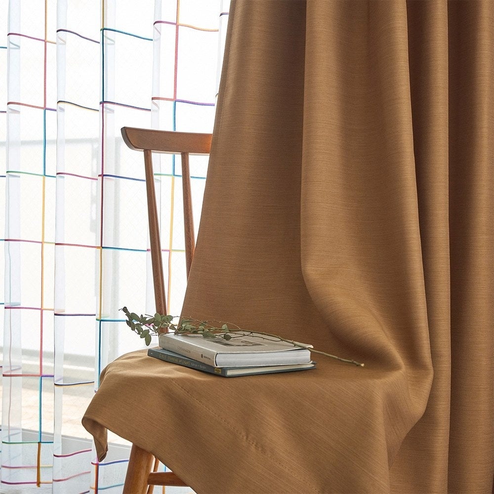 レトロ喫茶な雰囲気漂う＜ステンドグラスレース＞に、ドレープを