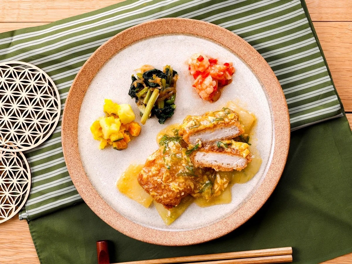 待望の復活!麻辣醤やラー油の辛みを効かせた特製ソースで味わう「痺れる旨辛よだれ鶏」が10月2日(金)に登場
