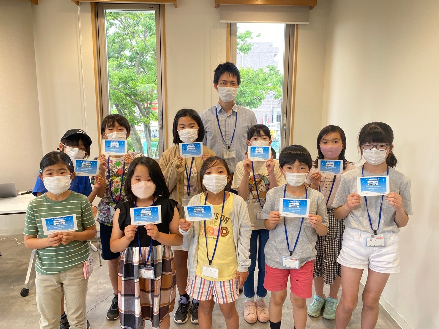 試行講座に参加し、修了証を手にするこどもたち