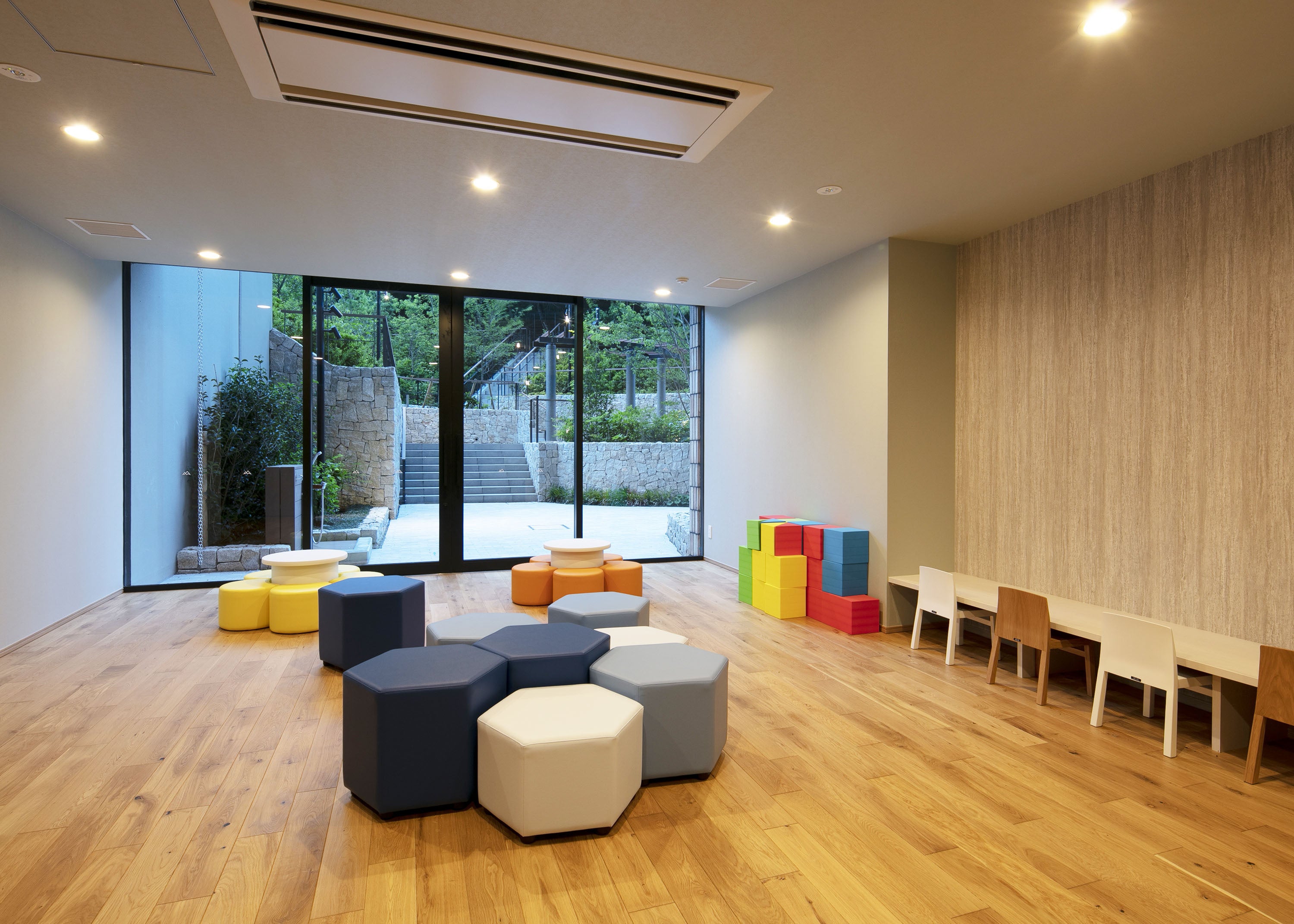 さとやまの森を眺められる「キッズスペース」