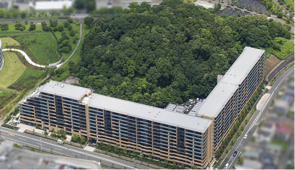 民有緑地「さとやまの森」を中央に配した敷地全景
