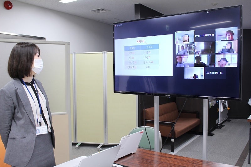 東西大学(韓国)オンライン海外研修(Zoom)の様子を見守る職員