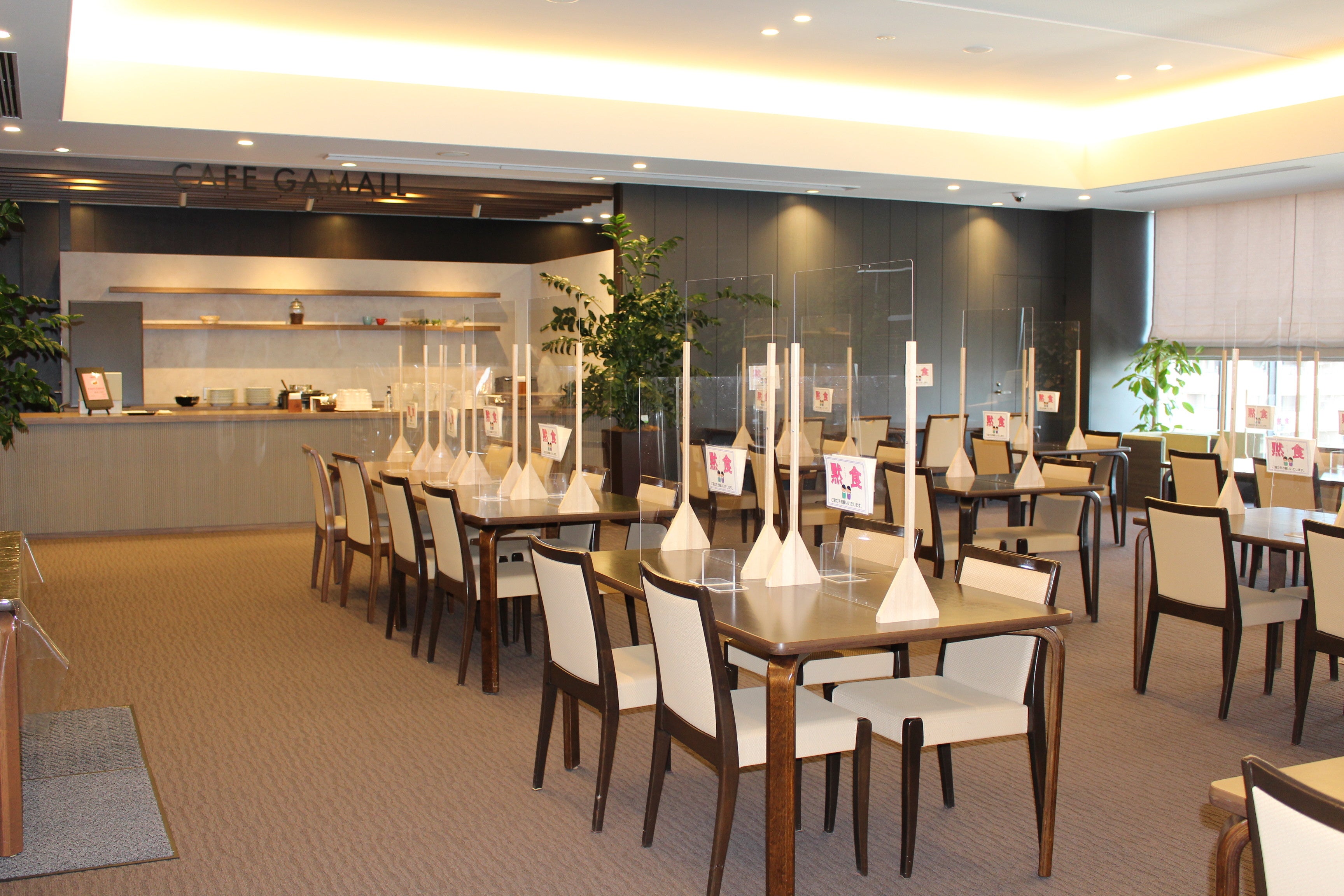 店内は一般の方と学生・教職員エリアで分け、人数を分散